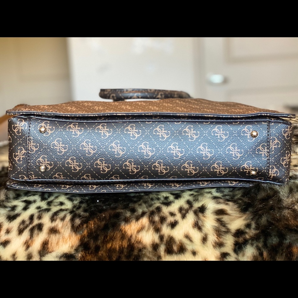 ✨NEW! Guess Signature Handbag!✨ - Picture 7 of 7
